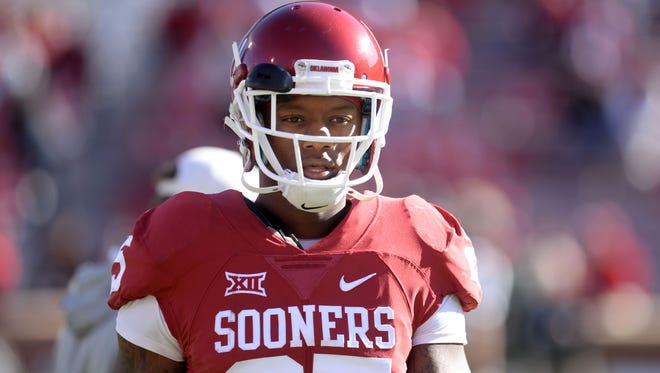 Oklahoma Sooners running back Joe Mixon (25) is seen on the field before action against the Baylor Bears prior to the game at Gaylord Family - Oklahoma Memorial Stadium.