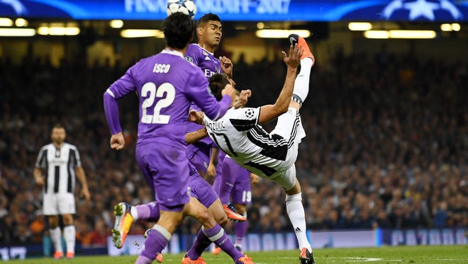 Juventus forward Mario Mandzukic scores to make it 1-1.