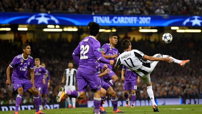 Juventus forward Mario Mandzukic scores to make it 1-1.