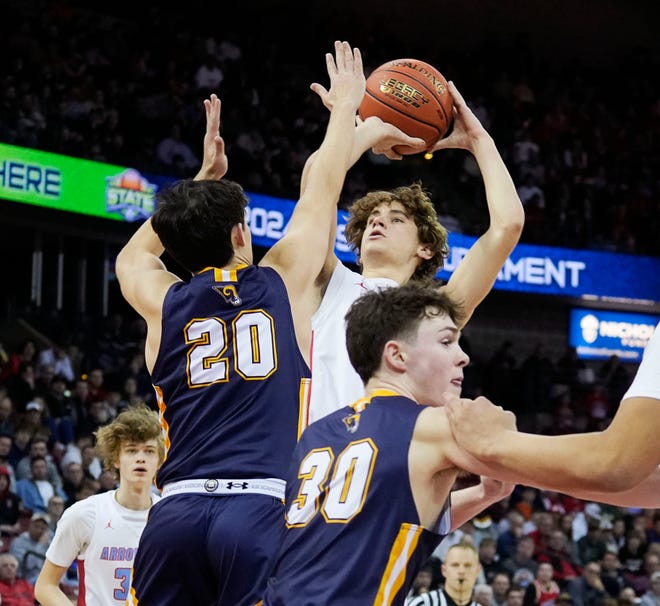 Marquette's T.J. Adams (20) attempts to block Arrowhead's Sam Leoni (12) during the first half of the WIAA Division 1 boys basketball state championship game on Saturday March 16, 2024 at the Kohl Center in Madison, Wis.